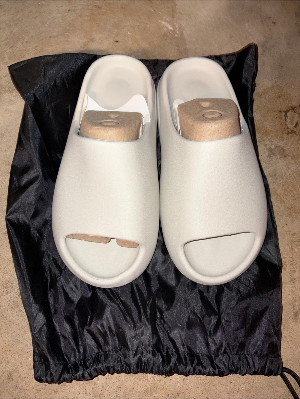 Yeezy Slide (Cream Colorway)